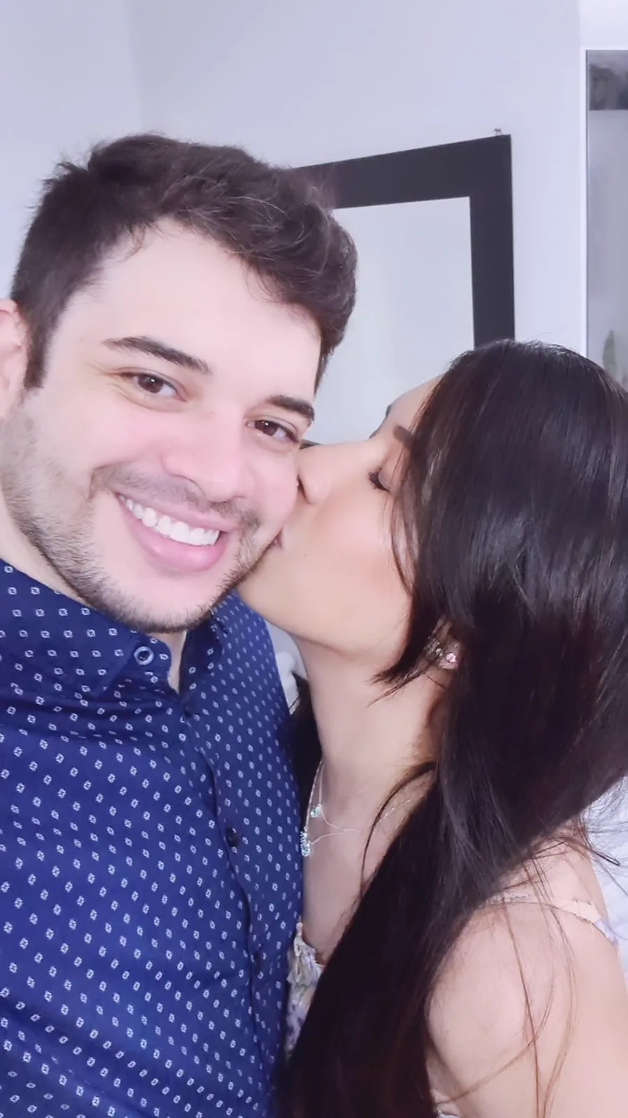 Bruna dando um beijo no rosto de Leonardo.