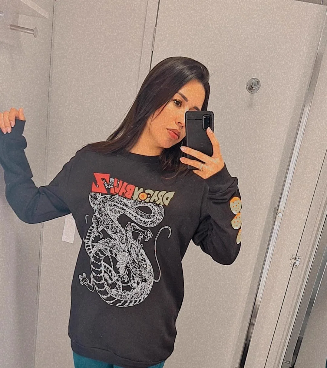 Bruna usando blusa de Dragon Ball.