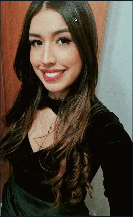 Bruna sorrindo com roupa preta.