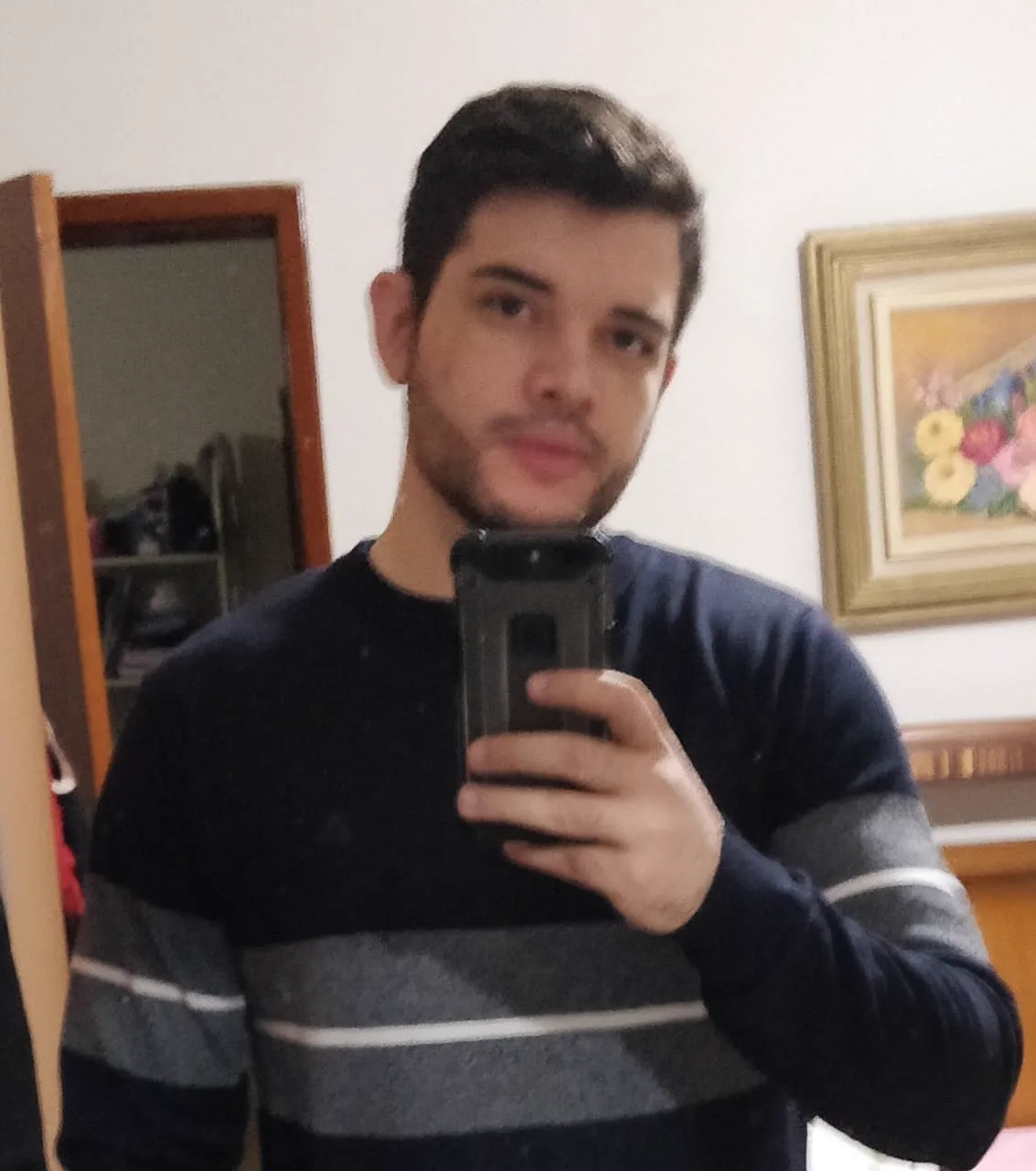 Leonardo em foto no espelho.