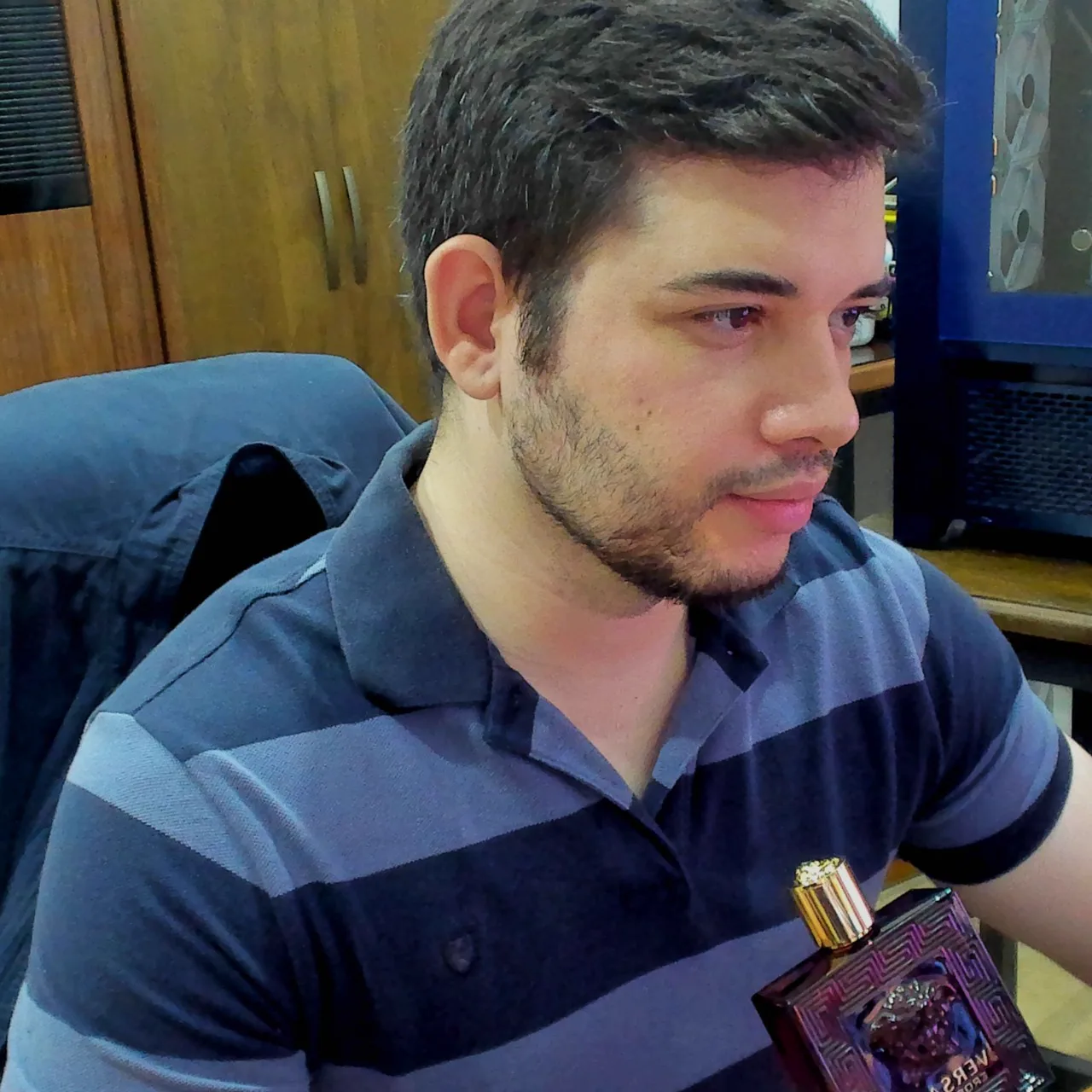 Leonardo com perfume.